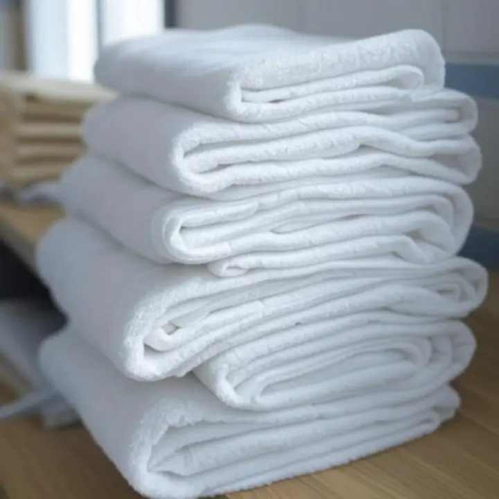 Tiszta, friss ágynemű fehér textíliákkal összehajtva