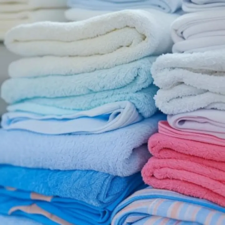 Tisztára mosott, makulátlan ruhák közelről